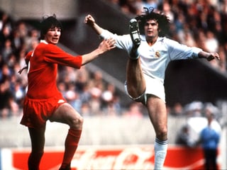 Reals Jose Antonio Camacho (rechts) gegen Alan Hanson im Final der Landesmeister 1981.