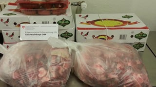 Zwei Plastiksäcke und ein paar Kartons mit dem geschmuggelten Fleisch.