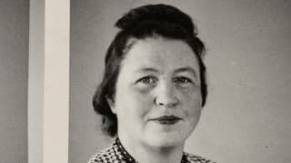 Schwarzweisses Porträtbild von Aina Aalto.