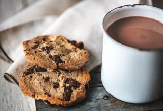 Schokoladenkekse und eine Tasse heisse Schokolade. Schokoladenkekse und eine Tasse heisse Schokolade.