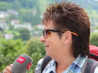 Porträtbild von Bestseller-Autorin Blanca Imboden mit Rucksack am Rücken.