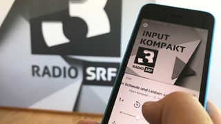 Iphone zeigt Podcast, Daumen klickt auf Play. 