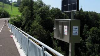 Telefon auf Brücke