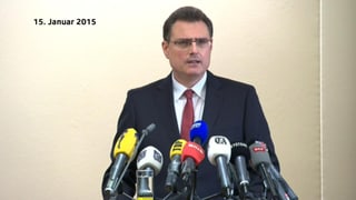 Thomas Jordan vor Mikrofonen. Thomas Jordan vor Mikrofonen.