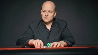 Rino Mathis in einem schwarzen Anzug mit Poker Chips in der Hand. Rino Mathis in einem schwarzen Anzug mit Poker Chips in der Hand.
