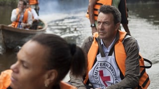 IKRK-Präsident Peter Maurer mit einer Rotkreuz-Veste in einem Boot auf einem Fluss in Kolumbien.