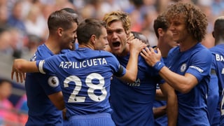 Die Chelsea-Spieler beglückwünschen Doppeltorschütze Marcos Alonso.