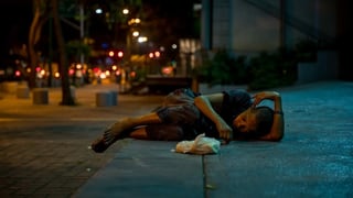 Ein verarmtes Kind schläft auf der Strasse.
