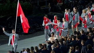 Stan Wawrinka trägt unter grossem Applaus die Schweizer Fahne ins Stadion.