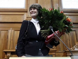 Micheline Calmy-Rey mit Blumen in der Hand