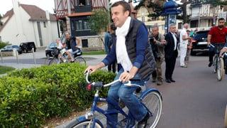 Emmanuel Macron war gestern im Badeort Le Touquet im Norden Frankreichs mit dem Fahrrad unterwegs. 