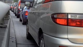 Viele Autos, von hinten, die im Stau stehen.