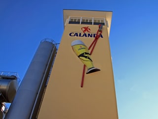 Calanda-Turm mit überdimensionalem Bierglas. 