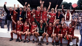 Die Mannschaft vom BFC Dynamo feiert die Meisterschaft 1988.