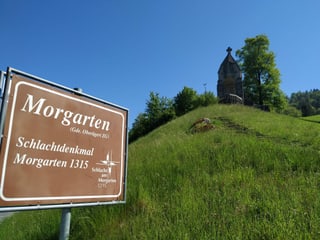 Schild mit Beschriftung Morgarten unterhalb eines Steindenkmals.