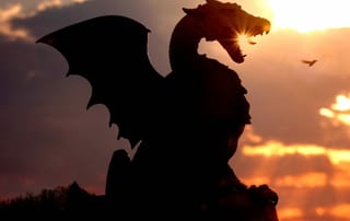 Ein Drache vor einem wolkigen Hintergrund. Ein Drache vor einem wolkigen Hintergrund.