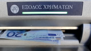 60 Euro werden von einem griechischen Geldautomaten bezogen. 
