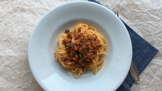 Ein Teller mit Spaghetti an Thonsauce.