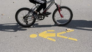 Neu dürfen Kinder bis 12-jährig mit dem Velo auf dem Trottoir fahren. Neu dürfen Kinder bis 12-jährig mit dem Velo auf dem Trottoir fahren.