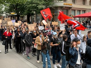 Demonstrierende in der Bahnhofstrasse Zürich