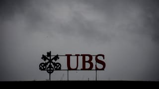 UBS-Logo vor bewölktem Himmel.