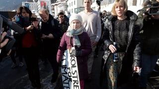 Greta Thunberg macht sich mit Begleitern und Journalisten auf den Weg zu ihrem Sitzstreik in Davos.