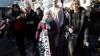 Greta Thunberg macht sich mit Begleitern und Journalisten auf den Weg zu ihrem Sitzstreik in Davos. Greta Thunberg macht sich mit Begleitern und Journalisten auf den Weg zu ihrem Sitzstreik in Davos.