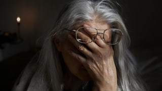 Symbolbild: Grauhaarige Frau hält die Hand vors Gesicht - aus Verzweiflung. Symbolbild: Grauhaarige Frau hält die Hand vors Gesicht - aus Verzweiflung.
