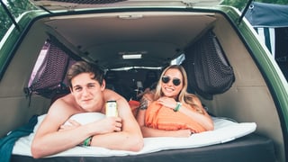 Ein Päärchen in ihrem Reisebüssli Ein Päärchen in ihrem Reisebüssli