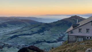 Zauberhafte Morgenstimmung auf der Ebenalp und Reif auf den Matten. Zauberhafte Morgenstimmung auf der Ebenalp und Reif auf den Matten.
