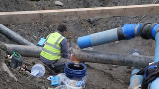 Arbeiter mit Trennscheibe Arbeiter mit Trennscheibe