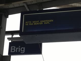 Die Anzeigetafel am Bahnhof Brig.