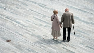 Ein älteres Paar auf dem Sechseläutenplatz