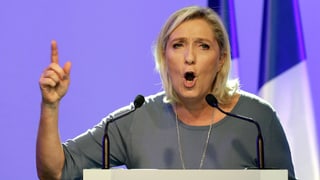 Politikerin Marine Le Pen gibt eine Rede.