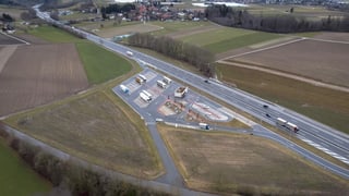 Blick auf das Gelände aus der Vogelperspektive: Autobahnraststätte und daneben Felder.