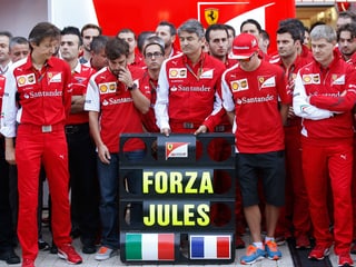 Die Ferrari-Crew präsentiert ihre Boxenanzeige mit der Aufschrit «Forza Jules».