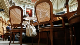 Leere Stühle im Nationalrat
