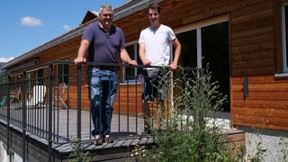 Georgin und Andri Bonifazi auf der Terrasse ihres Hauses in Brienz.