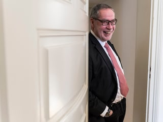 Alexander Tschäppät lehnt am Türrahmen.
