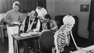 Edith Bussmann (Unterhaltungs-Chefin von Radio Bern), Paul Roland (Regisseur), Jürg Bingler (Redaktor), Rainer Zur Linde (Regisseur und «Schreckmümpfeli»-Stimme bei ihrer schauerlich-schönen Arbeit, unterstützt von einem Skelett.