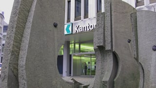 Der Eingang der St. Galler Kantonalbank von aussen, durch ein Beton-Kunstwerk hindurch