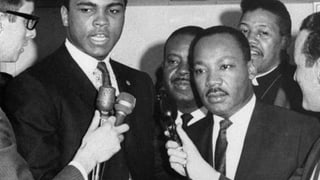 Muhammad Ali und Martin Luther King bei einer Pressekonferenz in den 60ern.