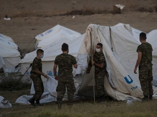 Militärpersonal errichtet provisorische Unterkünfte für Migranten auf Lesbos.
