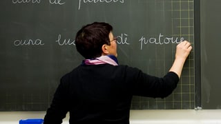 Eine Lehrerin schreibt an eine Wandtafel