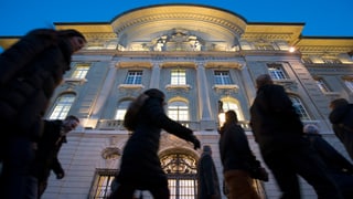 Passanten vor dem Hauptgebäude der Nationalbank in Bern