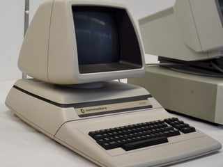Commodore PET 8296, man beachte den schönen 70's Style!  Jahrgang: 1984, Prozessor: CBM MOS6502, 1MHZ, RAM: 128KB Betriebssystem: Basic, LOS-96, Preis: 6000.—