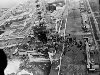 Luftaufnahme über dem zerstörten Tschernobyl-Reaktor. 