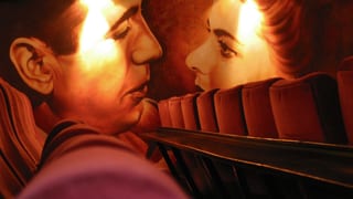 Gemälde in einem Kinosaal von einem Paar kurz vor dem Kuss.