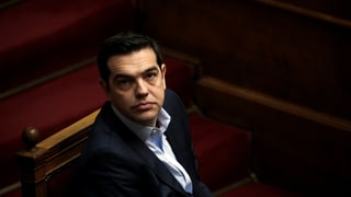 Tsipras blickt in die Kamera.