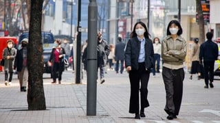 zwei Frauen in einer Einkaufsstrasse in Südkorea